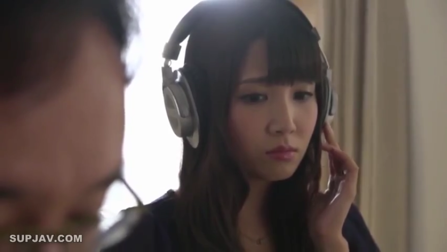 室内 · 坐姿 · 严肃 · 面部特写 · 耳机 · 黑色上衣 · 成年女性 · 监听