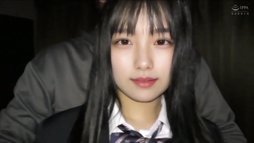 室内 · 制服 · 顔 · 微笑 · 注視 · 清纯 · 正面