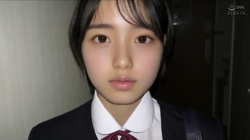 室内 · 顔部のクローズアップ · 站姿 · 平静 · 凝視 · ショートヘア · 学生装