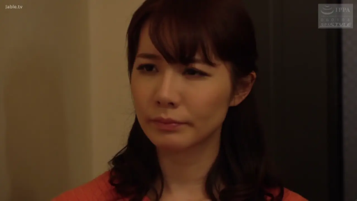 室內 · 嚴肅 · 面部特寫 · 注視 · 正面 · 視頻截圖 · 橙色上衣