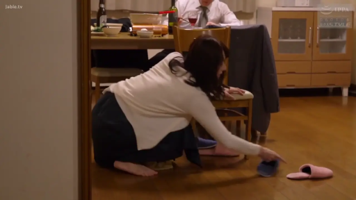 专注 · Squat position · 全景 · Living room · 黑色长裤 · 拖鞋 · 居家日常 · 擦地板