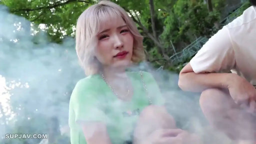 Sitting Posture · Melancholy · 上半身 · Park · Green short-sleeved · 写实 · 烟雾 · 吸烟