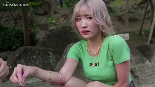 Sitting Posture · 面部 · 平静 · Park · Green short-sleeved · 金项链 · 染发 · 手拿物品