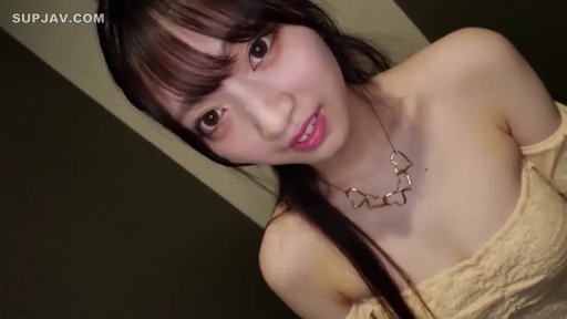 室内 · 坐姿 · 专注 · 上半身 · 椅子 · 清纯 · 淡黄色露肩装 · 调整衣服