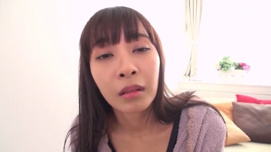 坐姿 · 卧室 · 迷离 · 面部特写 · 靠垫 · 长发 · 紫色针织衫 · 凝视镜头