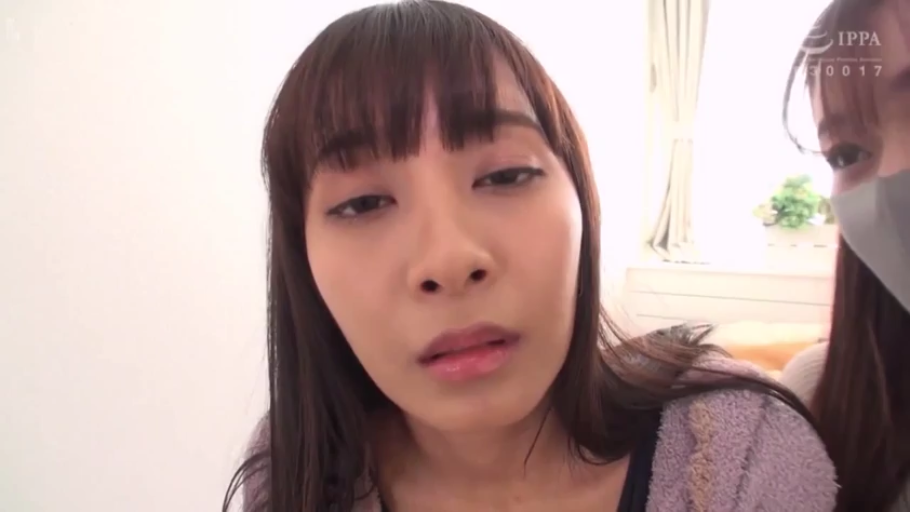 室内 · 面部 · 忧郁 · 注视 · 窗帘 · 正面 · 紫色开衫 · 近景人像