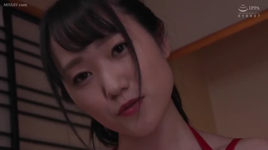 室内 · 脸部特写 · 注视 · 歪头 · 冷艳 · 红色吊带 · 黑发