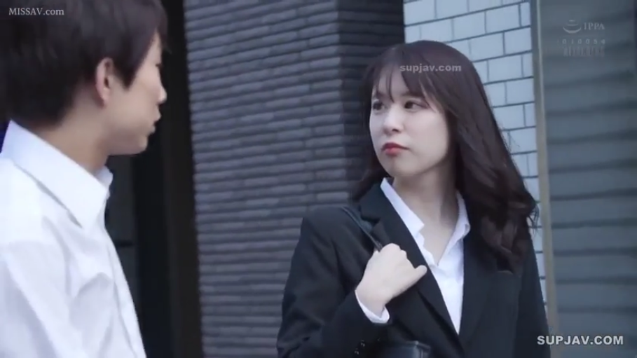 交谈 · 严肃 · 站立 · 半身 · 职业装 · 户外 · 单肩包 · 日本