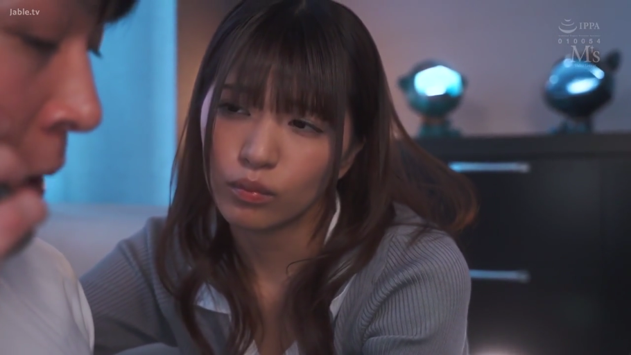 室内 · 脸部特写 · 凝视 · 长发 · 身体前倾 · 噘嘴 · 装饰品 · 灰色针织开衫