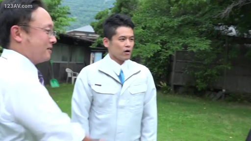 眼镜 · 站立 · 惊讶 · 户外草坪 · 白色工作服 · 正在交谈