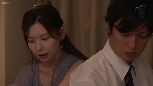 坐姿 · 交谈 · 衬衫 · 中文字幕 · 房间 · 侧脸 · 忧虑