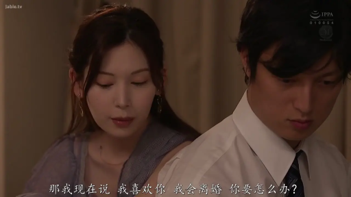 室内 · 会話 · 憂鬱 · 紫色上衣 · 耳环 · 中文字幕 · 並んで座る · 双人中景