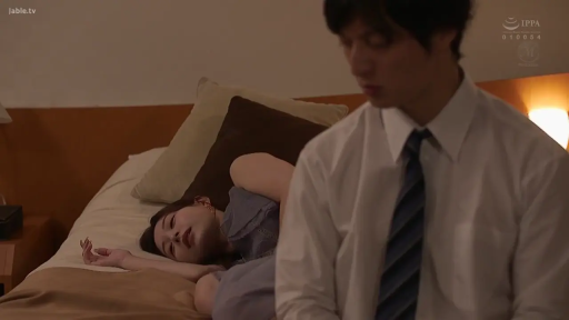 憂鬱 · 顔部のクローズアップ · 寝室 · 枕头 · 侧卧 · 休息 · 睡裙 · 有男性