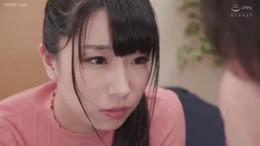 室内 · 坐姿 · 面部 · 忧郁 · 凝视 · 长发 · 粉色针织衫