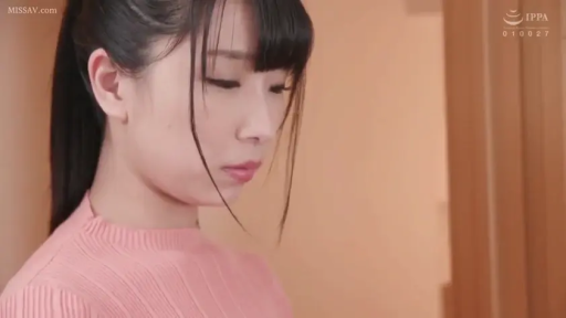 室內 · 低頭 · 臉部特寫 · 站立 · 平靜 · 粉色毛衣 · 半身照