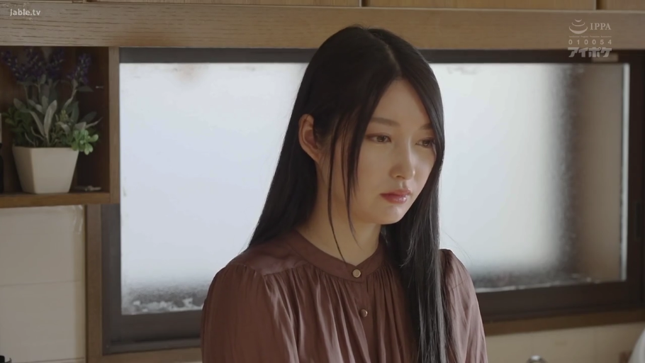 室内 · 忧郁 · 站姿 · 盆栽 · 半身特写 · 长发 · 静立 · 棕色长袖上衣