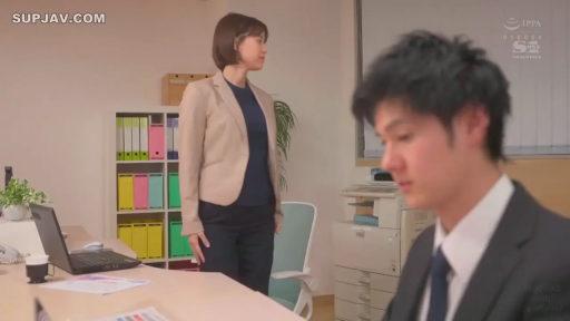 办公室 · 站立 · 站姿 · 全景 · 平静 · 职业装 · 办公用品