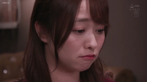 室内 · 坐姿 · 沉思 · 委屈 · 脸部特写 · 棕色长发 · 红色上衣