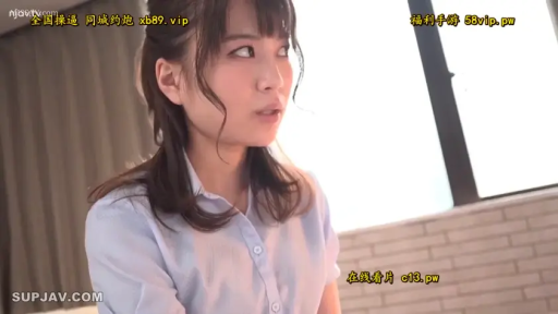 半身特写 · 对话 · 侧坐 · 疑惑 · 室内窗边 · 长发亚洲女性 · 浅蓝色短袖衬衫