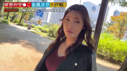 站立 · 自然 · 半身特寫 · 红色针织衫 · 户外 · 看向镜头 · 日本