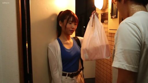 站立 · 中景 · 走廊 · 蓝色背心 · 亲切 · 塑料袋 · 递物 · 送货