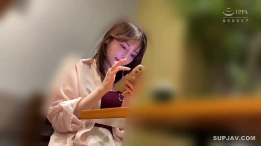 室内 · 坐姿 · 专注 · 半身 · 手机 · 偷拍视角 · 浅色衬衫 · 使用手机