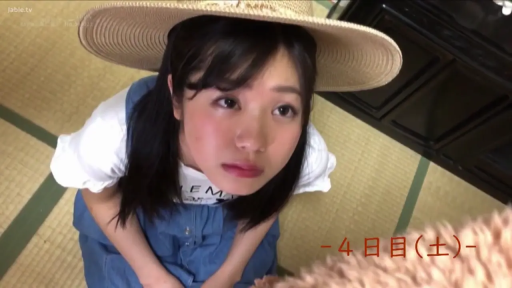 跪坐 · 脸部特写 · 白色T恤 · 榻榻米房