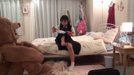 白袜 · 平静 · 巨型泰迪熊 · 远景 · 整理衣物 · 制服诱惑 · 坐在床边 · 女生卧室