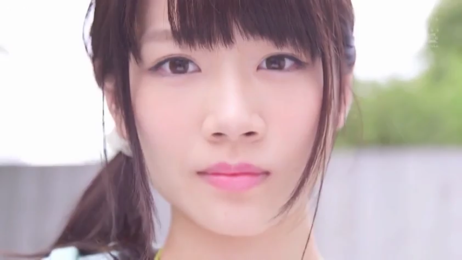 臉部特寫 · 微笑 · 凝视 · 户外 · 浅蓝色上衣 · 马尾辫 · 正视