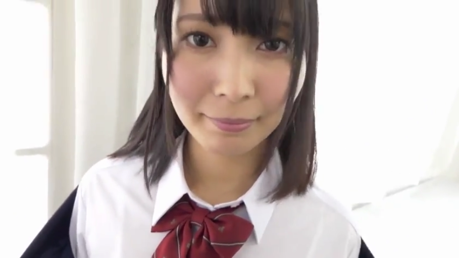 室内 · 校服 · 脸部特写 · 微笑 · 注视 · 正面 · 黑发