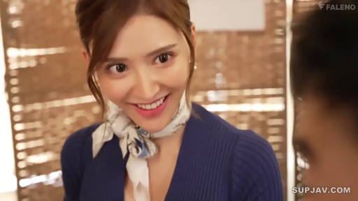 室内 · 脸部特写 · 站立 · 微笑 · 对视 · 职场OL · 蓝色针织衫配丝巾