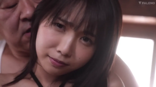 室内 · 脸部特写 · 黑色吊带