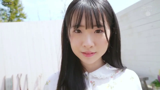 臉部特寫 · 微笑 · 注视镜头 · 正面站立 · 户外庭院 · 黑长直 · 碎花白衬衫