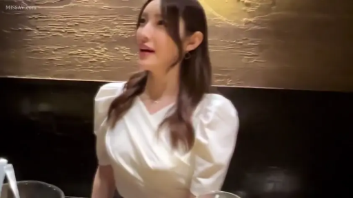 室内 · 坐姿 · 交谈 · 半身 · 水印 · 张嘴 · 餐具 · 白色泡泡袖上衣