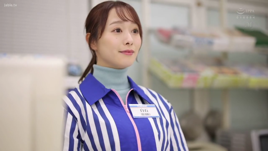 站姿 · 微笑 · 注视 · 便利店 · 便利店制服 · 工牌 · 半身像