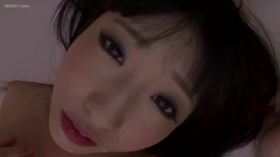 室内 · 脸部特写 · 迷离 · 仰卧 · 凝视 · 亚洲人 · 裸肩