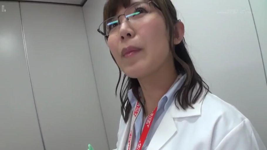 Indoor · 白大褂 · Glasses · Close-up of the face · 自然 · Gaze · Tilt head back · Mature woman