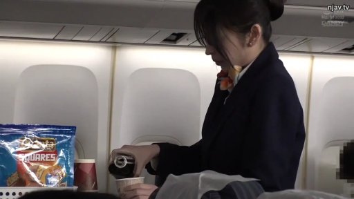 集中 · 站立 · 職業 · 侧脸 · 空姐制服 · 飞机机舱 · 杯子 · 倒水