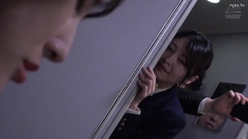 室内 · 脸部特写 · 站立 · 微笑 · 偷窥视角 · 窥视 · 深色西装制服