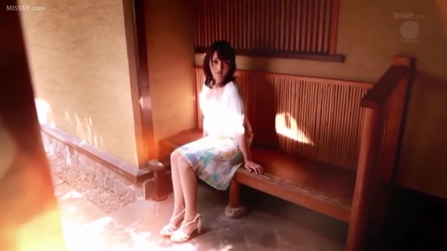 坐姿 · 全身 · 忧郁 · 注视 · 白色短袖上衣 · 和风 · 木质长凳 · 日式传统建筑走廊