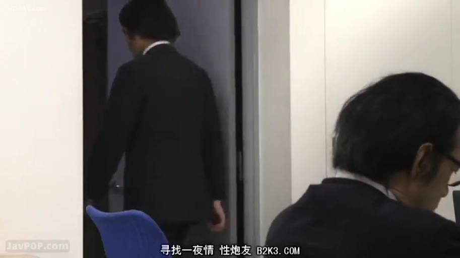 坐姿 · 交谈 · 脸部 · 微笑 · 运动外套 · 日常 · 巴士