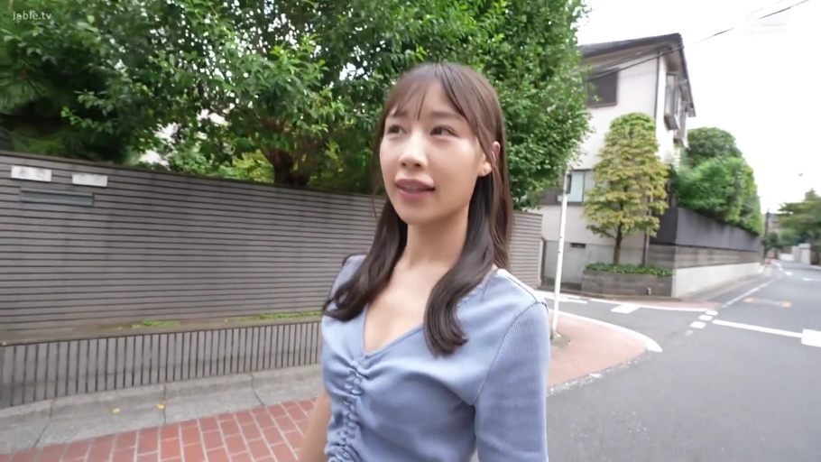 Stand · 自然 · Half-body · 散步 · Outdoor street · 邻家 · 浅蓝色V领紧身上衣