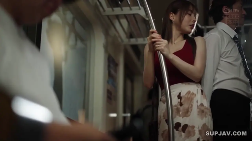 Hazy · Standing Posture · 面部特写 · Armrest · Dim lights · 电车 · 红色背心 · Looking down intently