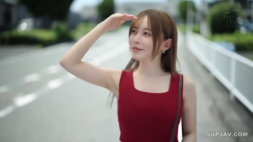 Stand · Medium shot · Smile · 挎包 · Outdoor · Outdoor street · Gazing into the distance · 红色无袖针织衫