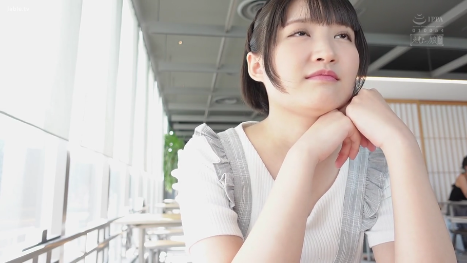 室内 · 沉思 · 平静 · 面部特写 · 短发 · 托腮 · 格纹吊带裙