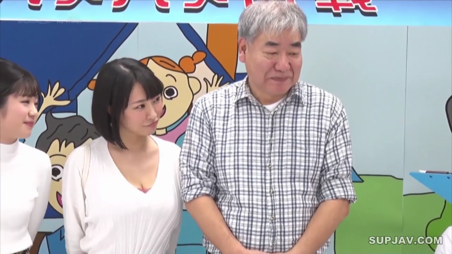 坐姿 · 中景 · 交流 · 房间 · 椅子 · 笑容 · 橙色针织衫 · 居家女