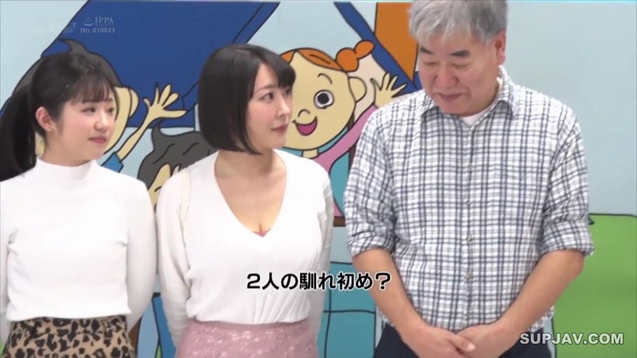 坐姿 · 办公室 · 中景 · 电脑 · 微笑 · 职业装 · 交流 · 办公场景