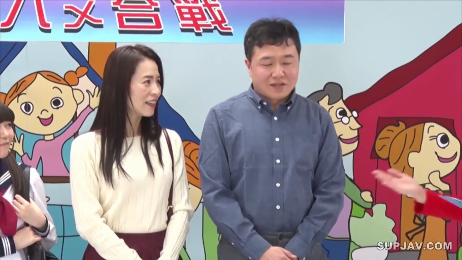 单人 · 低头 · 站姿 · 更衣室 · 全身中景 · 整理裙子 · 蓝白拉拉队服 · 储物篮