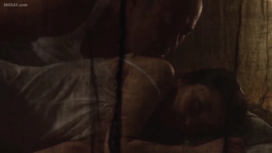 室内 · 中景 · 闭眼 · 俯卧 · 亲吻 · 白色吊带 · 蚊帐 · 暧昧氛围