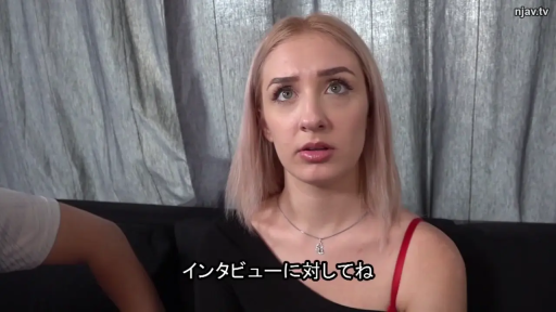 Indoor · Sitting Posture · 面部特写 · 惊讶 · Interview · 黑色露肩上衣